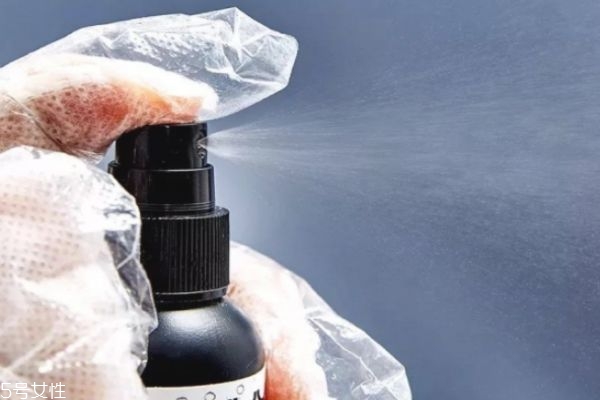 臉上脫妝浮粉怎么補救 脫妝和浮粉的區(qū)別 臉上脫妝浮粉怎么補救 脫妝和浮粉的區(qū)別