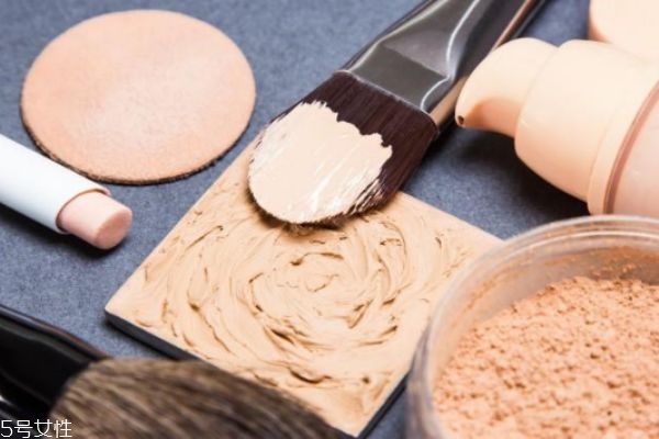 臉上脫妝浮粉怎么補救 脫妝和浮粉的區(qū)別 臉上脫妝浮粉怎么補救 脫妝和浮粉的區(qū)別