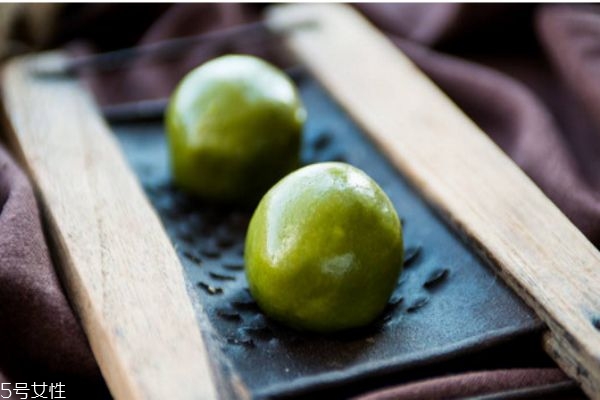 青團(tuán)用什么草做的 自制青團(tuán)的做法步驟 青團(tuán)用什么草做的 自制青團(tuán)的做法步驟