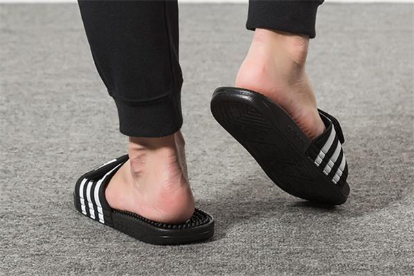 阿迪達(dá)斯拖鞋能沾水嗎 當(dāng)心會發(fā)臭