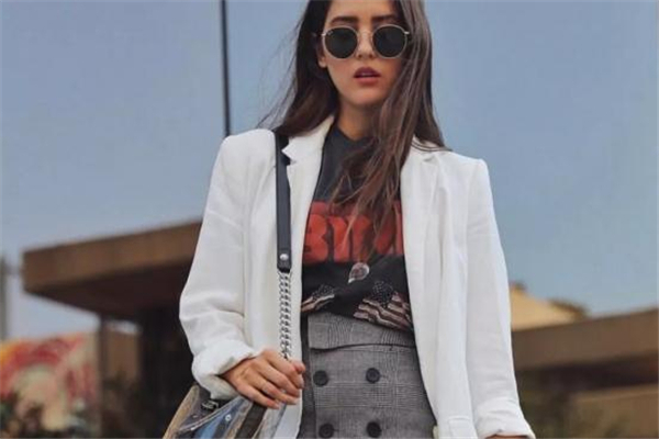 白色西裝外套內(nèi)搭什么 春季時髦法則 白色西裝外套內(nèi)搭什么 春季時髦法則