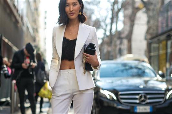 白色西裝外套內(nèi)搭什么 春季時髦法則 白色西裝外套內(nèi)搭什么 春季時髦法則