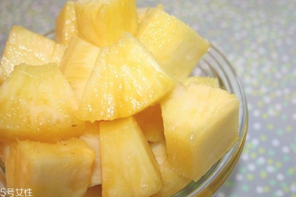 吃完菠蘿可以喝牛奶嗎 吃完菠蘿喝牛奶會(huì)怎樣 吃完菠蘿可以喝牛奶嗎 吃完菠蘿喝牛奶會(huì)怎樣