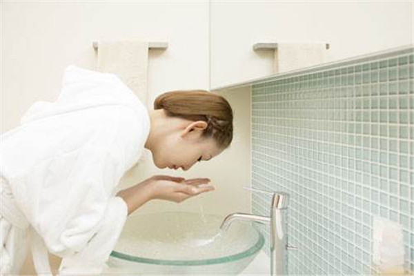 睡前不擦護膚品好嗎 護膚方法 睡前不擦護膚品好嗎 護膚方法