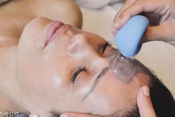 面部拔罐的注意事項(xiàng) 這種類型的痘痘最適合面部拔罐 面部拔罐的注意事項(xiàng) 這種類型的痘痘最適合面部拔罐