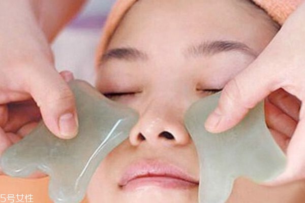面部刮痧會(huì)傷害皮膚嗎 面部刮痧的好處 面部刮痧會(huì)傷害皮膚嗎 面部刮痧的好處