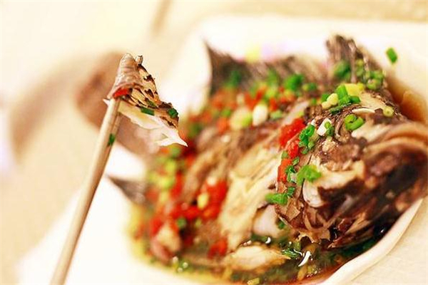 清蒸羅非魚的做法 肉質(zhì)很鮮美 清蒸羅非魚的做法 肉質(zhì)很鮮美