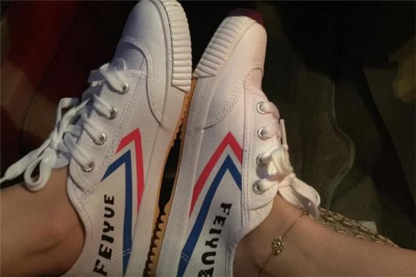 飛躍小白鞋怎么洗不泛黃 小白鞋清洗技巧 飛躍小白鞋怎么洗不泛黃 小白鞋清洗技巧