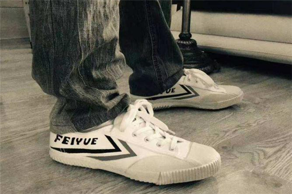 飛躍小白鞋怎么洗不泛黃 小白鞋清洗技巧 飛躍小白鞋怎么洗不泛黃 小白鞋清洗技巧