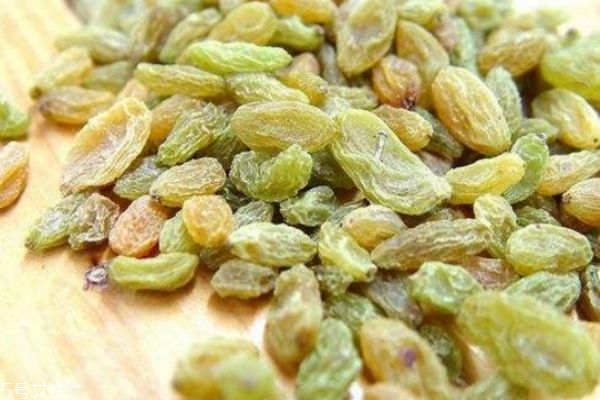 葡萄干可以泡酒嗎 葡萄干泡酒的功效和方法 葡萄干可以泡酒嗎 葡萄干泡酒的功效和方法