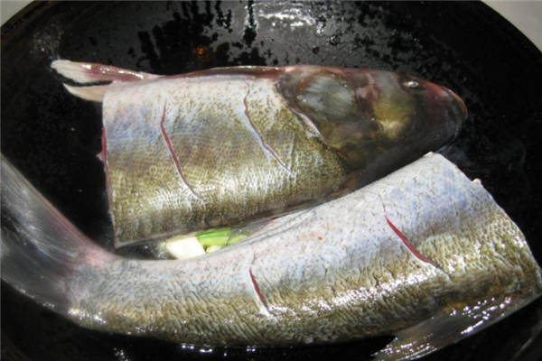 花鰱魚刺多嗎 當心皮下小刺 花鰱魚刺多嗎 當心皮下小刺