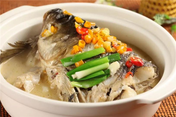 花鰱和白鰱的區(qū)別 花鰱和白鰱哪個(gè)好吃 花鰱和白鰱的區(qū)別 花鰱和白鰱哪個(gè)好吃