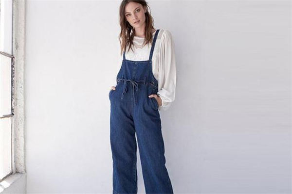 2019年流行什么背帶褲 青春感爆棚 2019年流行什么背帶褲 青春感爆棚