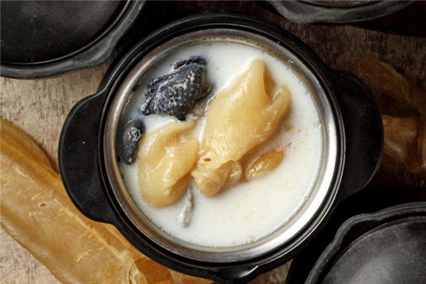 烏雞花膠湯的做法 家常養(yǎng)生湯食 烏雞花膠湯的做法 家常養(yǎng)生湯食