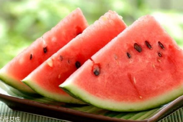 西瓜沒切開能放幾天 西瓜切開之后常溫放多久 西瓜沒切開能放幾天 西瓜切開之后常溫放多久