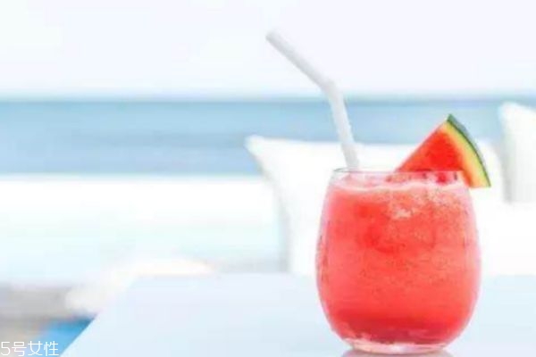 西瓜汁要不要去籽 西瓜汁要不要加水 西瓜汁要不要去籽 西瓜汁要不要加水