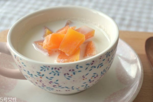 木瓜沒熟吃了會怎么樣 木瓜豐胸有科學依據(jù)嗎 木瓜沒熟吃了會怎么樣 木瓜豐胸有科學依據(jù)嗎