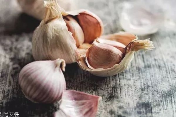 經(jīng)常吃大蒜有什么好處 大蒜的功效與作用 經(jīng)常吃大蒜有什么好處 大蒜的功效與作用