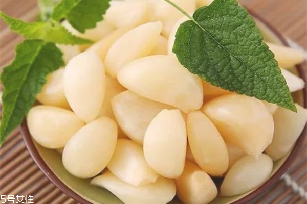 經(jīng)常吃大蒜有什么好處 大蒜的功效與作用 經(jīng)常吃大蒜有什么好處 大蒜的功效與作用