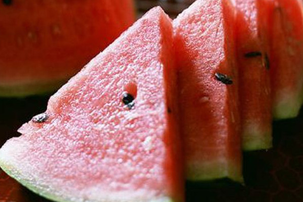 西瓜可以和螃蟹一起吃嗎 西瓜怎么吃好 西瓜可以和螃蟹一起吃嗎 西瓜怎么吃好