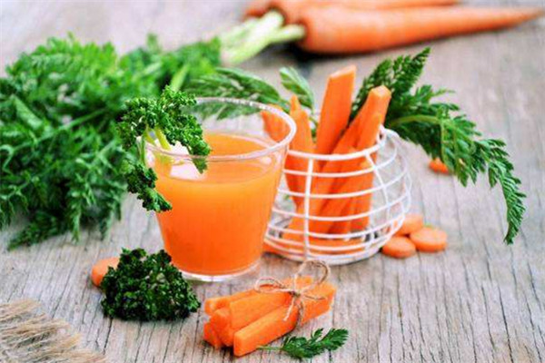 胡蘿卜可以和西紅柿一起吃嗎 胡蘿卜的營養(yǎng)價值 胡蘿卜可以和西紅柿一起吃嗎 胡蘿卜的營養(yǎng)價值