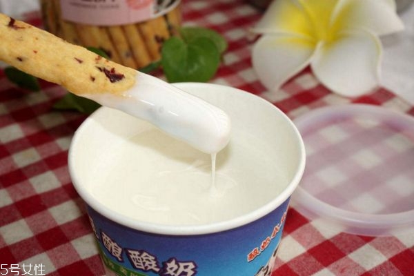 空腹喝酸奶好嗎 空腹喝酸奶會(huì)怎么樣 空腹喝酸奶好嗎 空腹喝酸奶會(huì)怎么樣