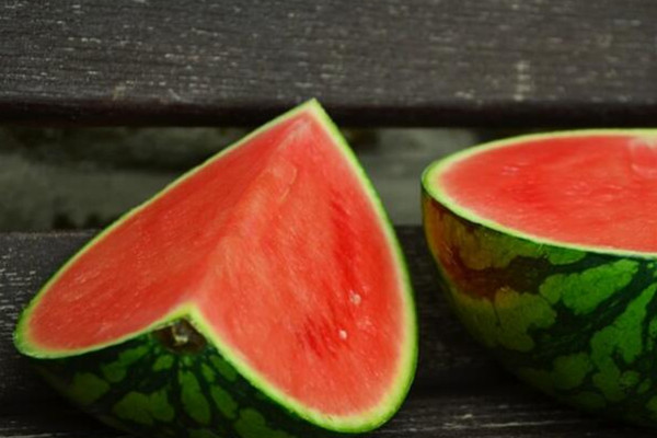 西瓜為什么會炸開 西瓜炸開的原因是這樣 西瓜為什么會炸開 西瓜炸開的原因是這樣