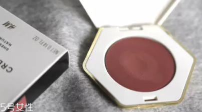胭脂粉和腮紅膏哪個(gè)更好上色？胭脂粉適合油皮