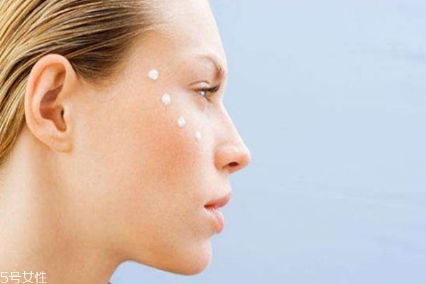 先涂眼霜還是先涂水乳 水乳眼霜的順序 先涂眼霜還是先涂水乳 水乳眼霜的順序