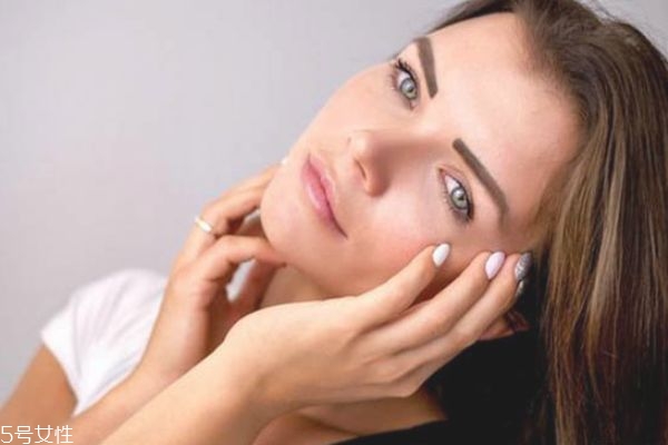 先抹乳液還是先抹精華 先眼霜還是先精華 先抹乳液還是先抹精華 先眼霜還是先精華