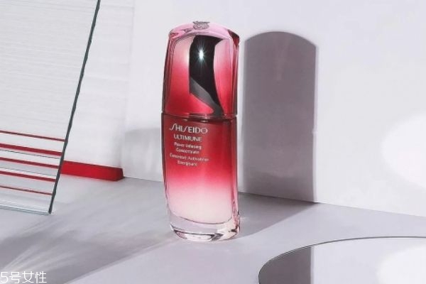 先涂眼霜還是先涂水乳 水乳眼霜的順序 先涂眼霜還是先涂水乳 水乳眼霜的順序