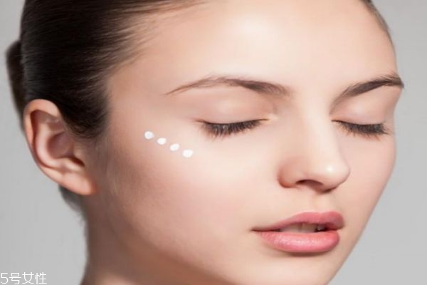 先用水還是眼霜 先摸眼霜還是先摸水 先用水還是眼霜 先摸眼霜還是先摸水