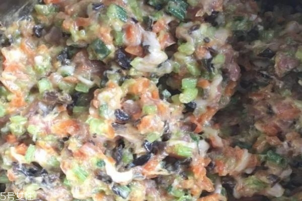 怎樣調(diào)餃子餡好吃 餃子餡的做法大全 怎樣調(diào)餃子餡好吃 餃子餡的做法大全