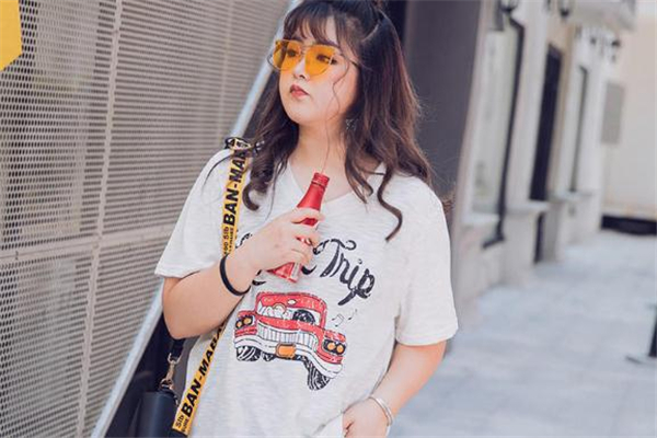 微胖女生穿什么衣服顯瘦 根據(jù)部位對(duì)癥下藥 微胖女生穿什么衣服顯瘦 根據(jù)部位對(duì)癥下藥