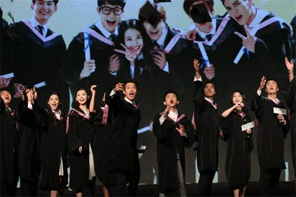 學(xué)士服怎么穿 學(xué)士服里面穿什么好看 學(xué)士服怎么穿 學(xué)士服里面穿什么好看