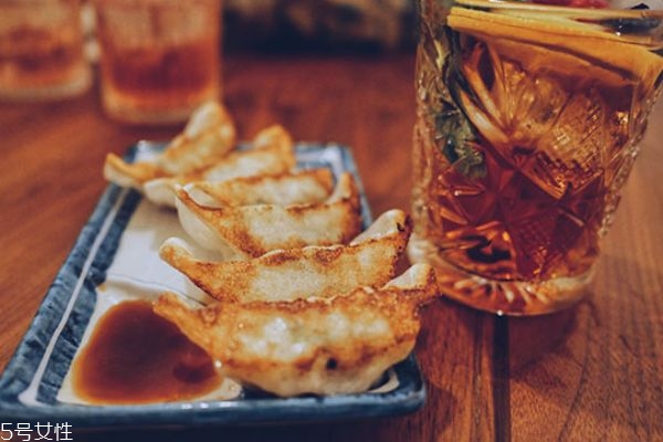 怎樣調(diào)餃子餡好吃 餃子餡的做法大全 怎樣調(diào)餃子餡好吃 餃子餡的做法大全