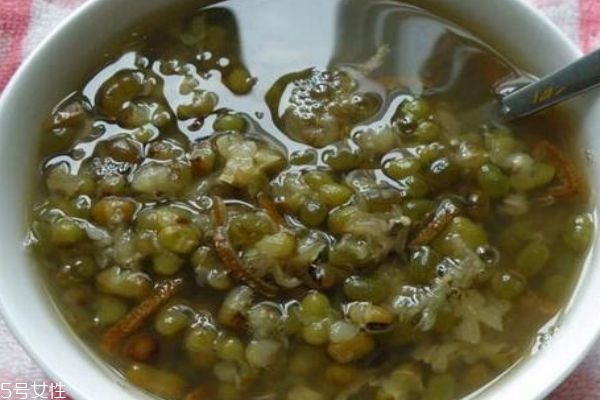 煮綠豆湯放什么糖好 綠豆湯什么時候放糖最好 煮綠豆湯放什么糖好 綠豆湯什么時候放糖最好