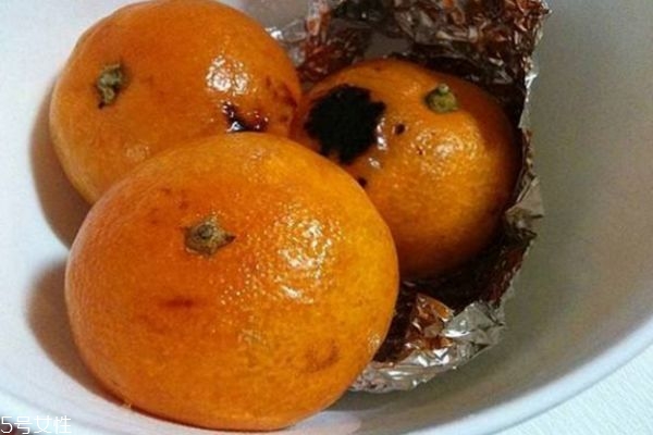 烤橘子的皮可以吃嗎 烤橘子吃肉還是皮 烤橘子的皮可以吃嗎 烤橘子吃肉還是皮