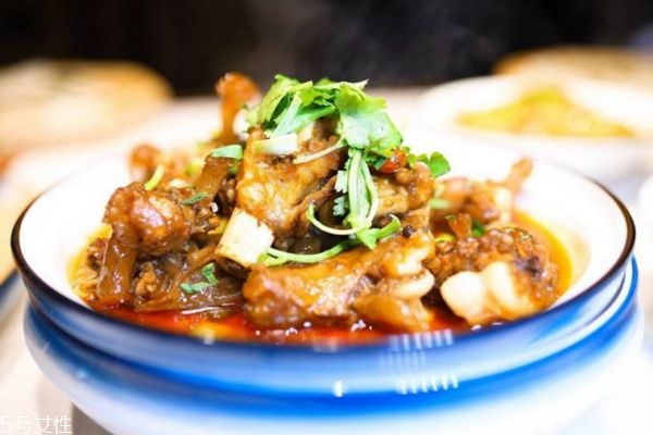 哪些人不適合吃羊肉 羊肉的飲食禁忌 哪些人不適合吃羊肉 羊肉的飲食禁忌