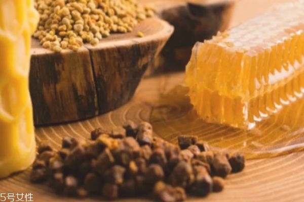 蜂膠的作用與功效 蜂膠可以美容護(hù)膚 蜂膠的作用與功效 蜂膠可以美容護(hù)膚