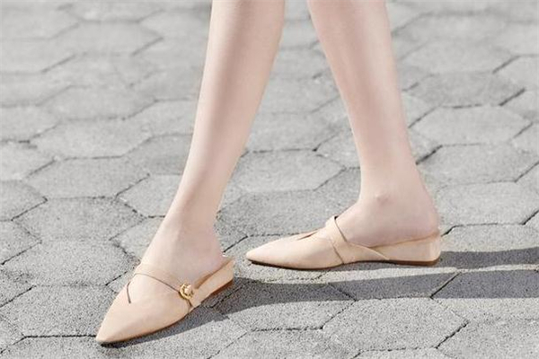 2019流行什么樣的穆勒鞋 今年最流行的穆勒鞋 2019流行什么樣的穆勒鞋 今年最流行的穆勒鞋