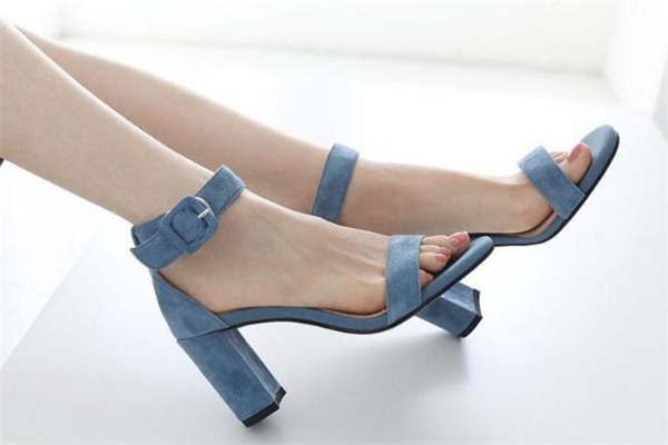 夏天穿什么顏色涼鞋百搭 涼鞋選購攻略 夏天穿什么顏色涼鞋百搭 涼鞋選購攻略