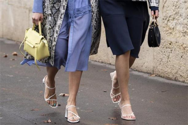 夏天穿什么顏色涼鞋百搭 涼鞋選購攻略 夏天穿什么顏色涼鞋百搭 涼鞋選購攻略