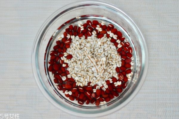 紅豆薏米粥可以放鹽嗎 紅豆薏米粥什么時候加鹽 紅豆薏米粥可以放鹽嗎 紅豆薏米粥什么時候加鹽