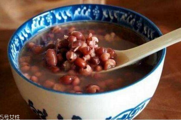 紅豆薏米粥可以放鹽嗎 紅豆薏米粥什么時候加鹽 紅豆薏米粥可以放鹽嗎 紅豆薏米粥什么時候加鹽