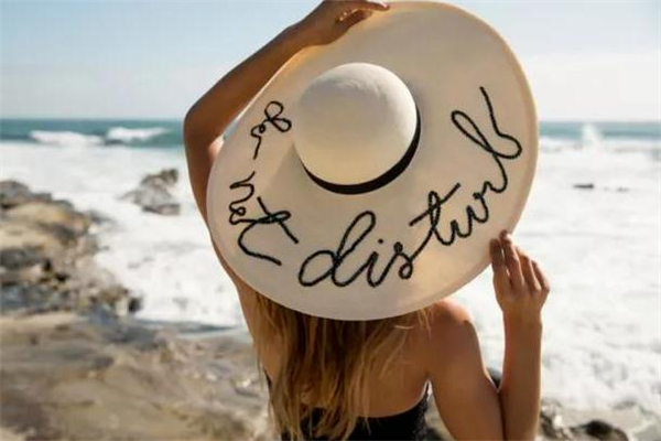 2019年草帽流行什么款式 度假就選它 2019年草帽流行什么款式 度假就選它