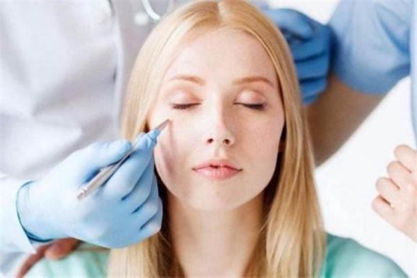 經(jīng)期能打肉毒素嗎 經(jīng)期打肉毒素的副作用 經(jīng)期能打肉毒素嗎 經(jīng)期打肉毒素的副作用