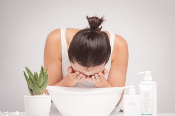 為什么洗面奶洗完臉疼 為什么洗完臉會(huì)刺痛