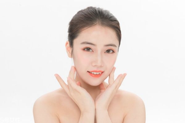 晚上擦霜會堵塞毛孔嗎 涂抹面霜的注意事項 晚上擦霜會堵塞毛孔嗎 涂抹面霜的注意事項