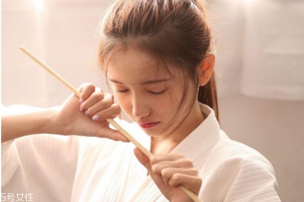 l型假體和柳葉形假體哪個好 l型假體和柳葉形假體的區(qū)別 l型假體和柳葉形假體哪個好 l型假體和柳葉形假體的區(qū)別